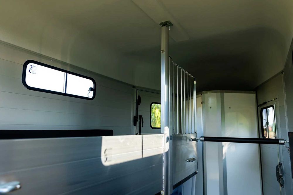 Atrelado para transporte cavalos