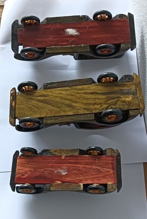 Conjunto de 3 carros em madeira.