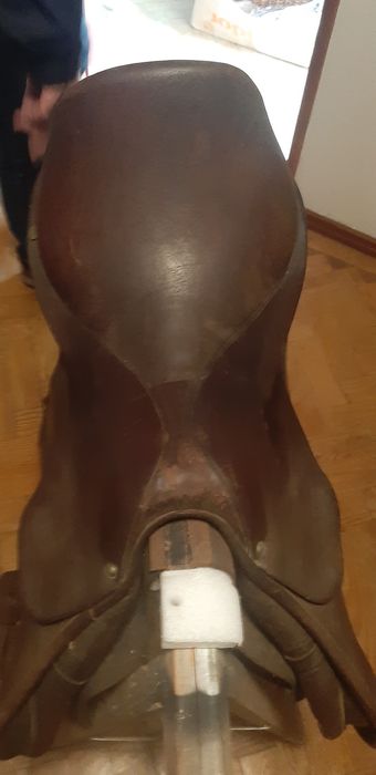 Sela inglesa em couro com arreios