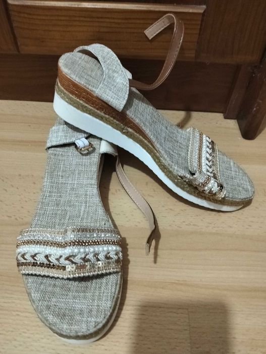 Sandálias novas lindas