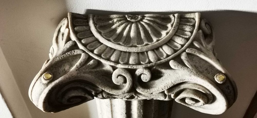 Pedestal decorativo em forma de coluna clássica