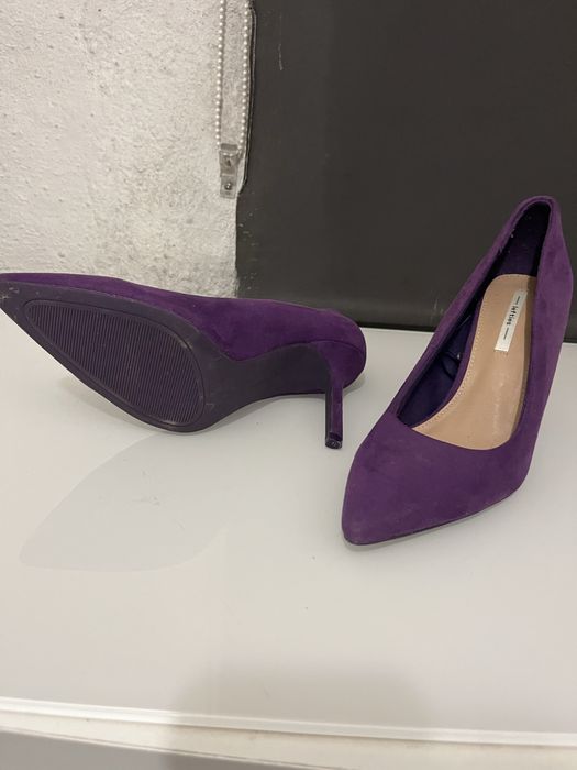 Sapatos de salto roxo