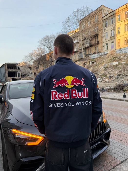 Вітрівка Redbull