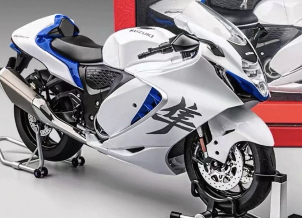 Suzuki Hayabusa 1300 Funciona, fumo  luzes, chave, acelera, roda traseira gira com aceleração. Tamanho 1:6