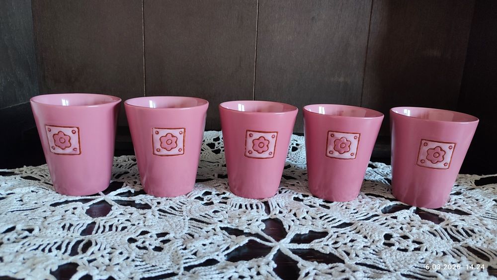 Pięć kubków do kawy lub herbaty