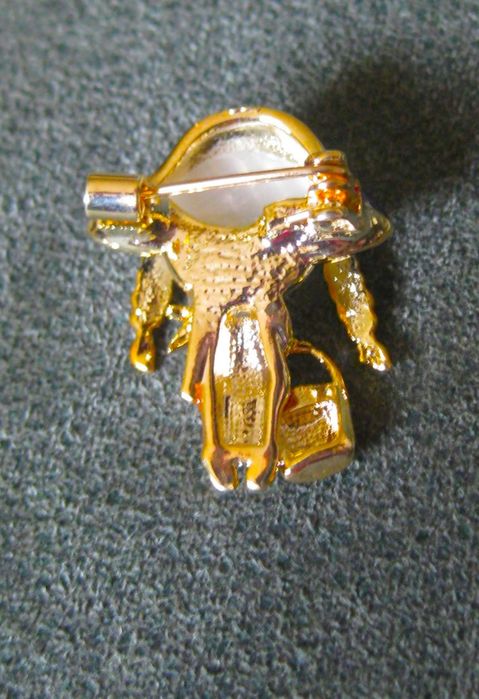 Alfinete / Broche / Pregadeira Menina de Chapeu e Balde NOVO