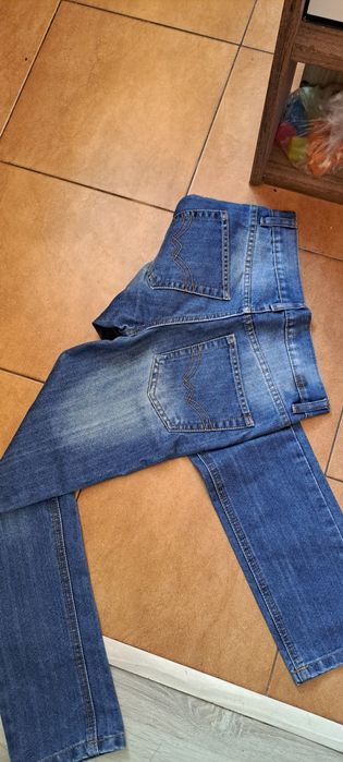 Spodnie jeans 146