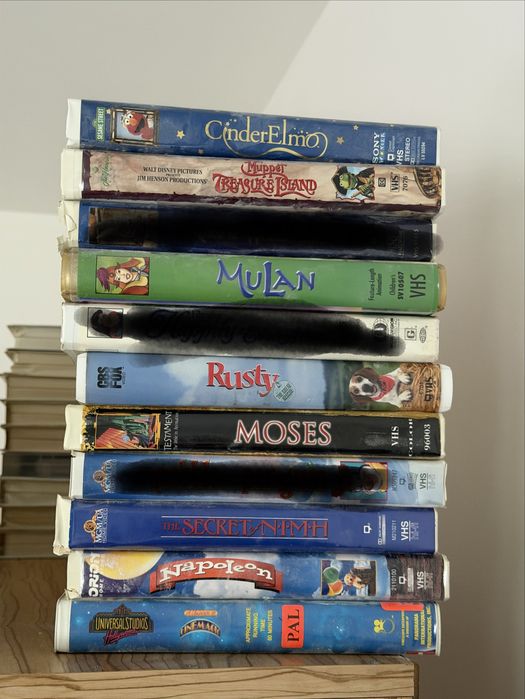 Kasety VHS - oferuje ponad 100 kaset