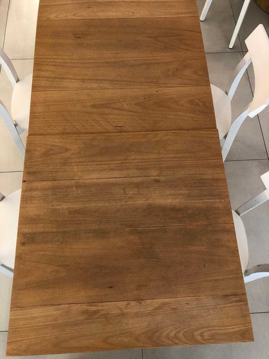 Mesa tampo em madeira e mármore com suporte metálico + cadeiras