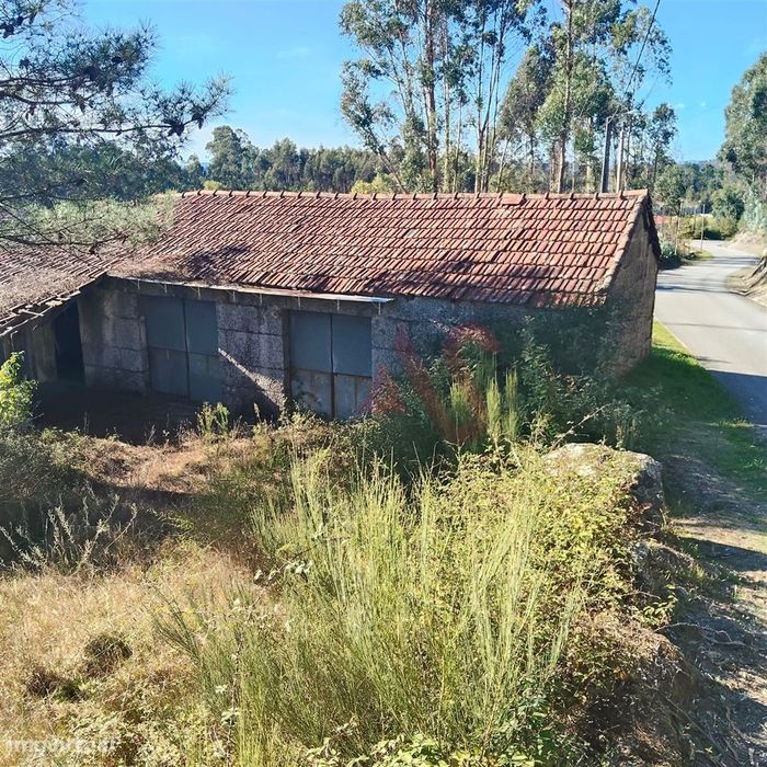 Moradia T3 para restaurar com terreno em Seidões, Fafe