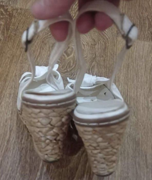 Белые красивые босоножки