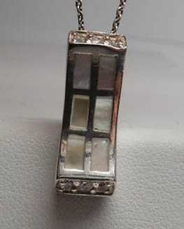 Srebrny wisior mozaika masa perłowa i cyrkonie.