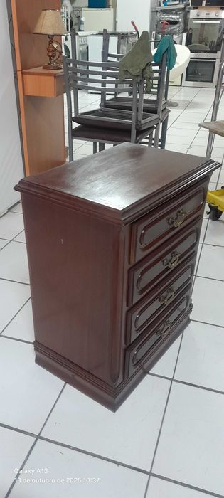 Mesinha de cabeceira nº 1