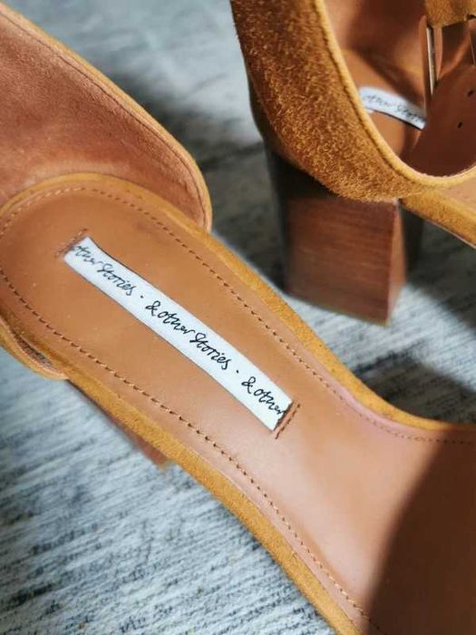 Zamszowe sandały camel brązoworude trendy na słupku & Other Stories