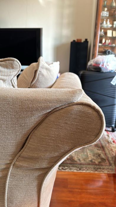 Sófá em tecido com almofadões de penas.