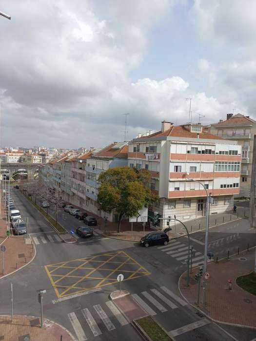 Quarto em apartamento a 4 minutos da estação Santa Cruz Damaia e a 10 do metro Reboleira