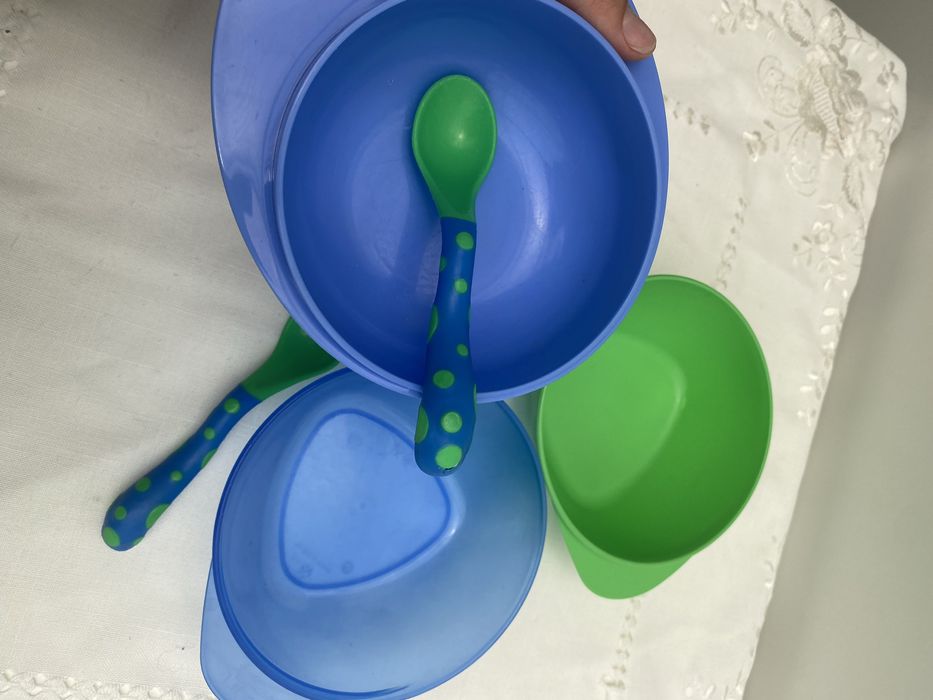 Conjunto de refeição 2 tigelas, um prato de segurar, colher e garfo