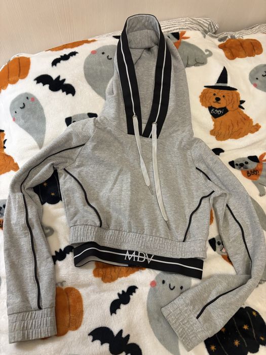 Віддам БЕЗКОШТОВНО кофти на дівчинку 8-10 років