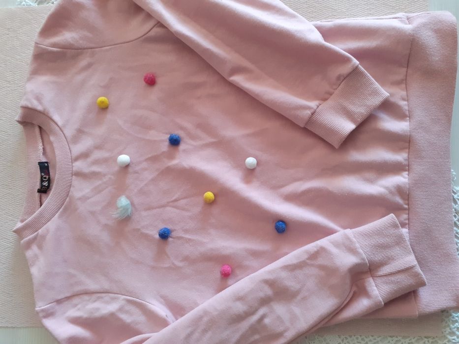 Pudrowa bluza z pomponikami na wzrost 158-164