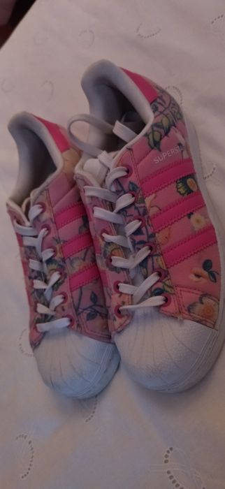 Ténis Adidas Superstar azul e rosa