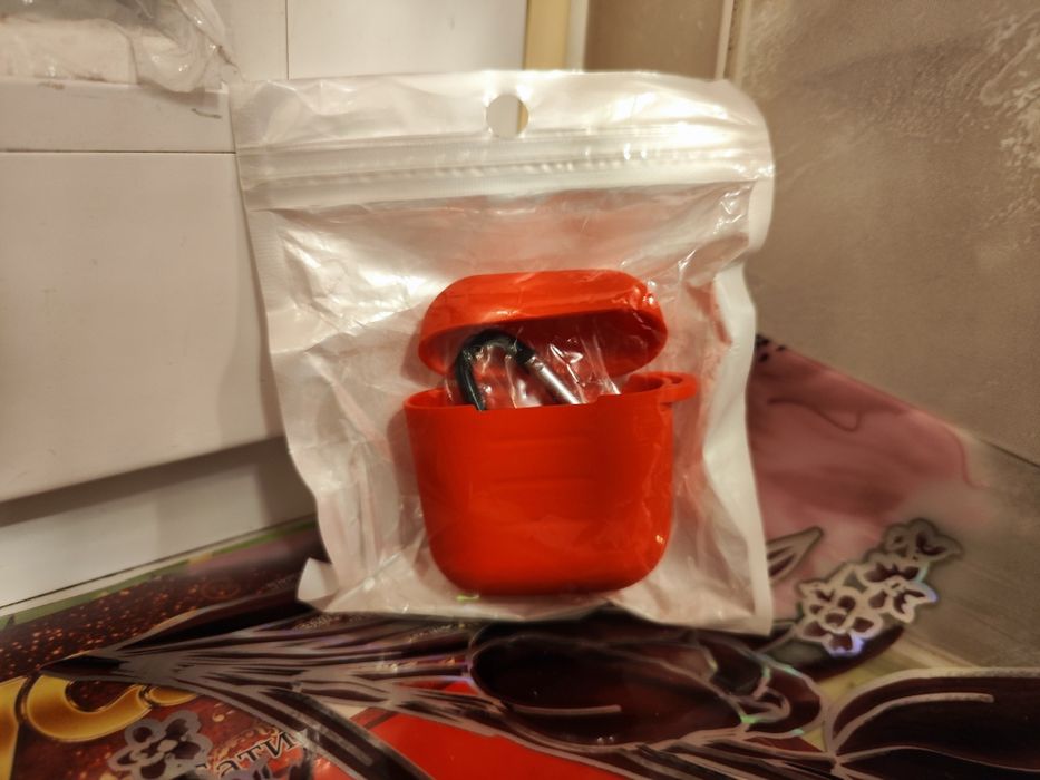 Чехол для кейса наушников Apple AirPods 1/2 с карабином. Красный