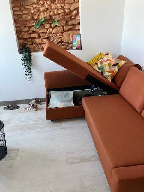 Um sofá que também serve de sofá-cama + espaço de arrumação
