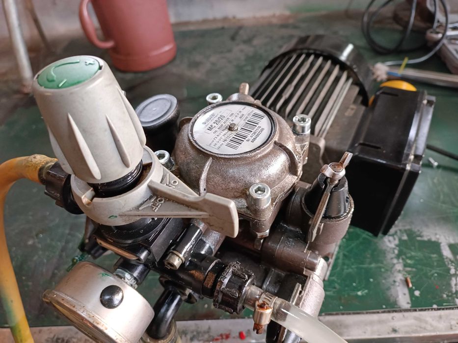 Bomba / motor electrico de diafragma para líquidos
