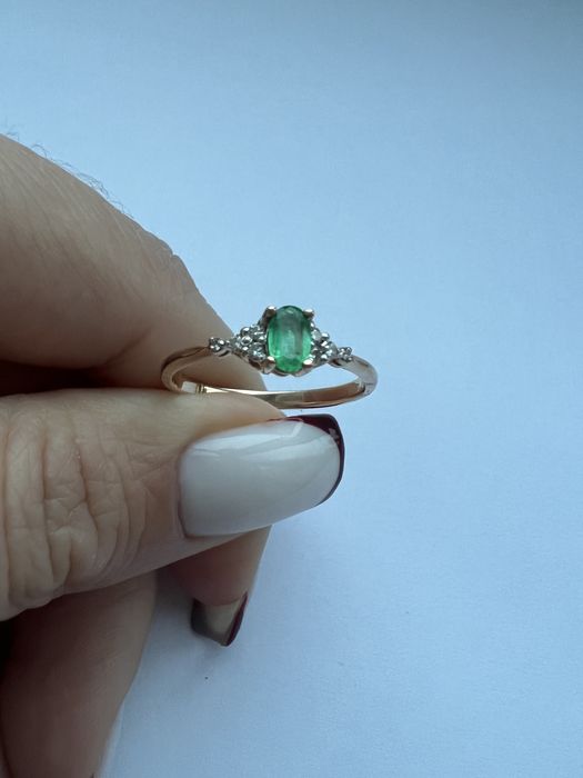 Золотое кольцо с бриллиантами и изумрудом р.17 красное золото 585 пр