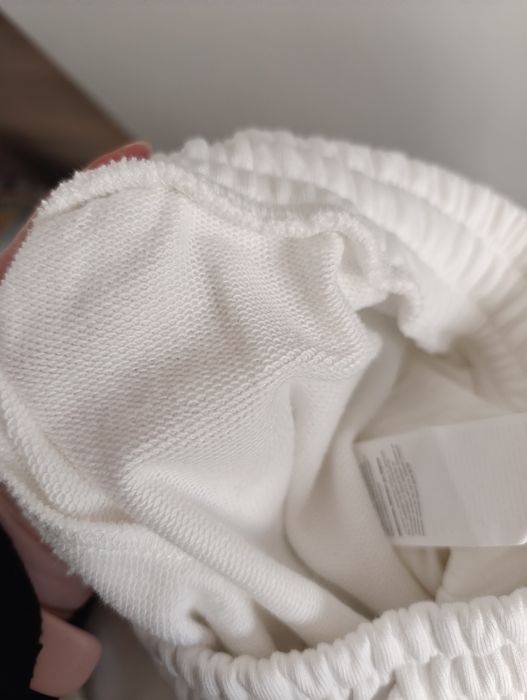 Reserved rozmiar 40 L białe spodnie dresowe z szerokimi nogawkami