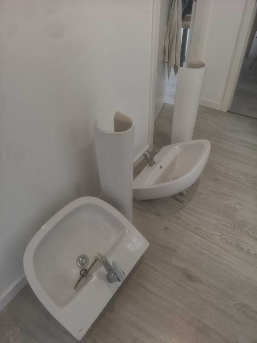 Vendo 2 lavatórios com torneiras