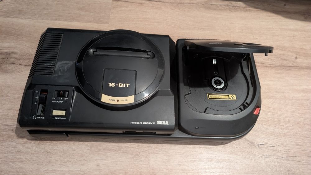 Sega Mega Drive with Mega-CD II + 4 Controllers + Original Cables64551065411841122