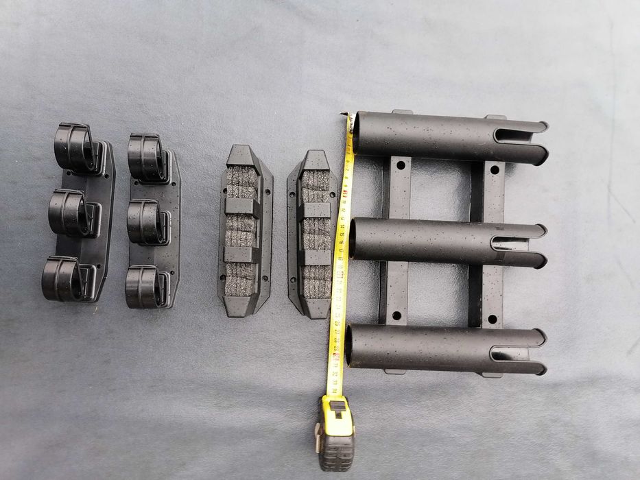 Uchwyty do mocowania wędek na łodzi czy ścianie.