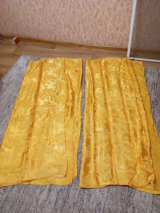 Продам 2 відріза на штори розміром 2.30 на 1.35 атласні з вибитим візерунком  ціна за дві 250 грн.