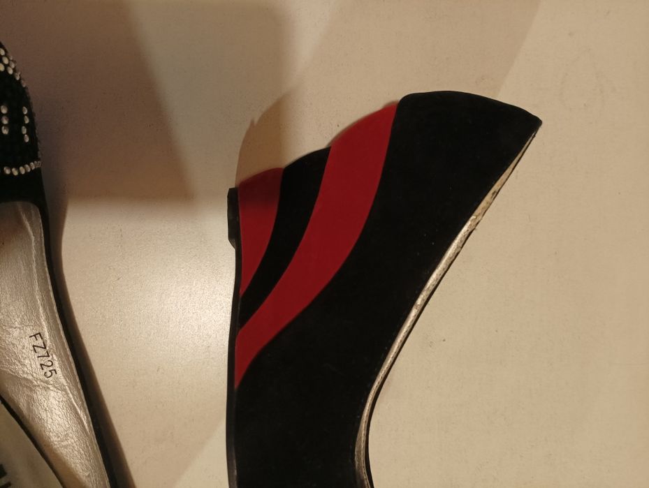 Sapatos em camurça em preto e vermelho,, de marca FAFALA, tamanho 38,usados duas vezes,como novosver