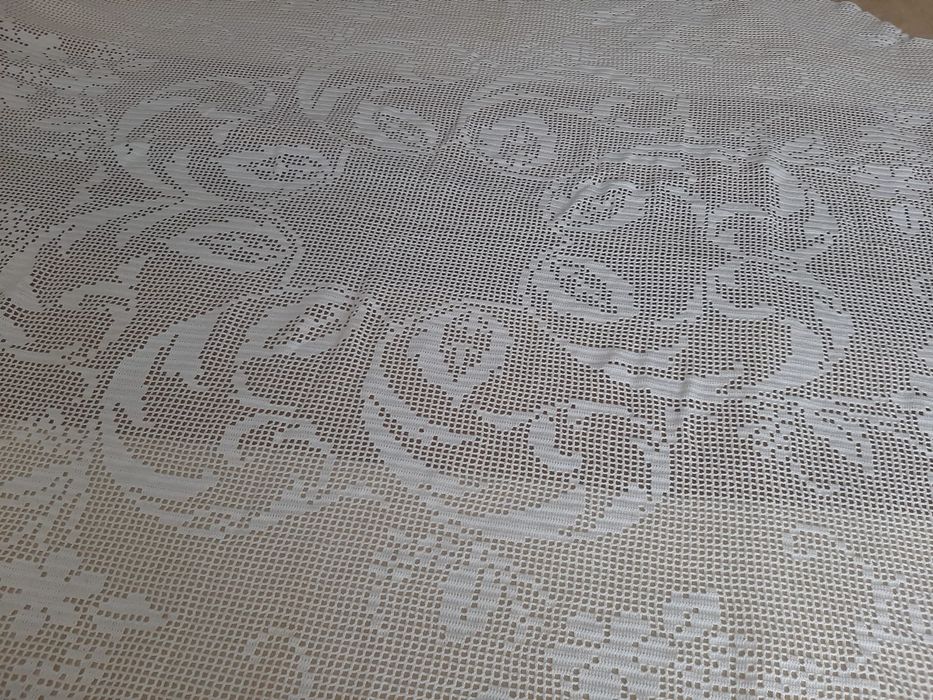 Vende-se toalha branca redonda