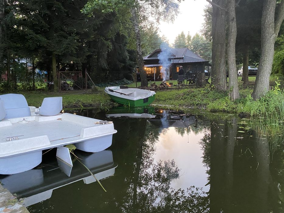 Domek nad jeziorem z linją brzegową