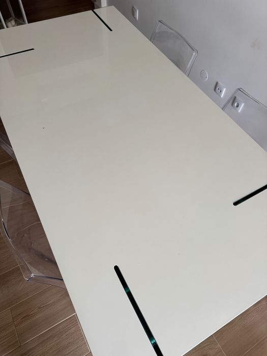 Mesa branca c/ pés de vidro