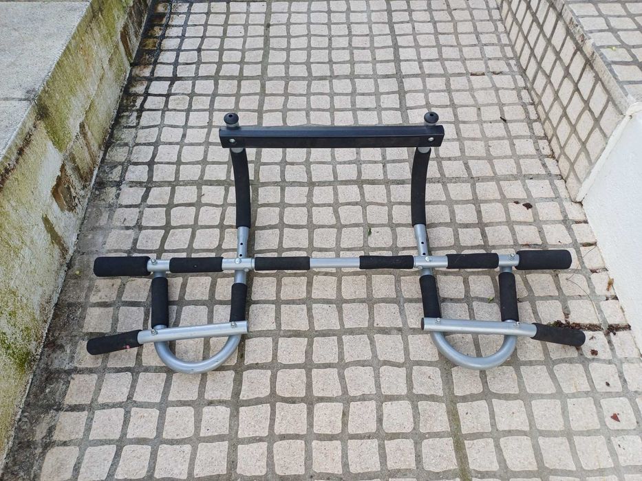 barra de elevações da bem conhecida marca Iron Gym