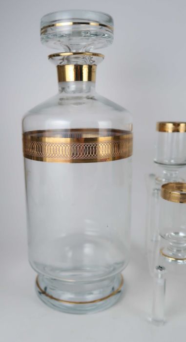 Garrafa com 14 copos de licor em cristal - rebordo dourado
