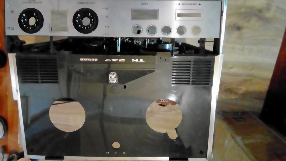 Продам магнитофон Грюндик TK 247 ДЕ ЛЮКС  восстановление или запчасти.