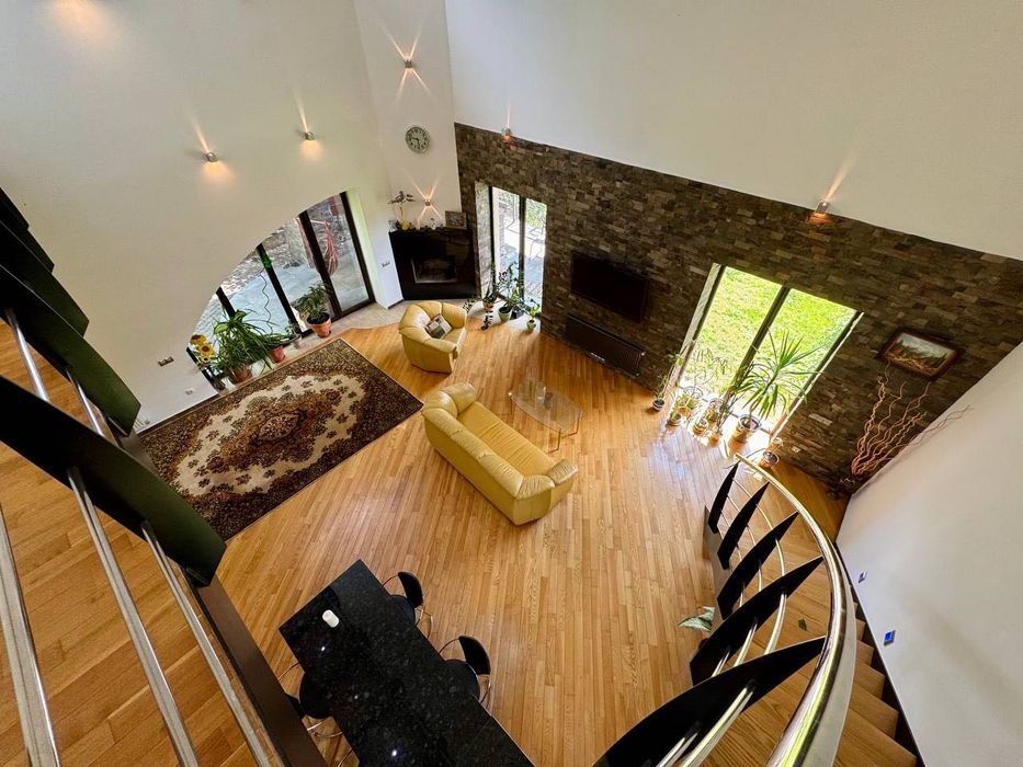 Продам будинок з гаражем  в топовій локації у м. Рівне!