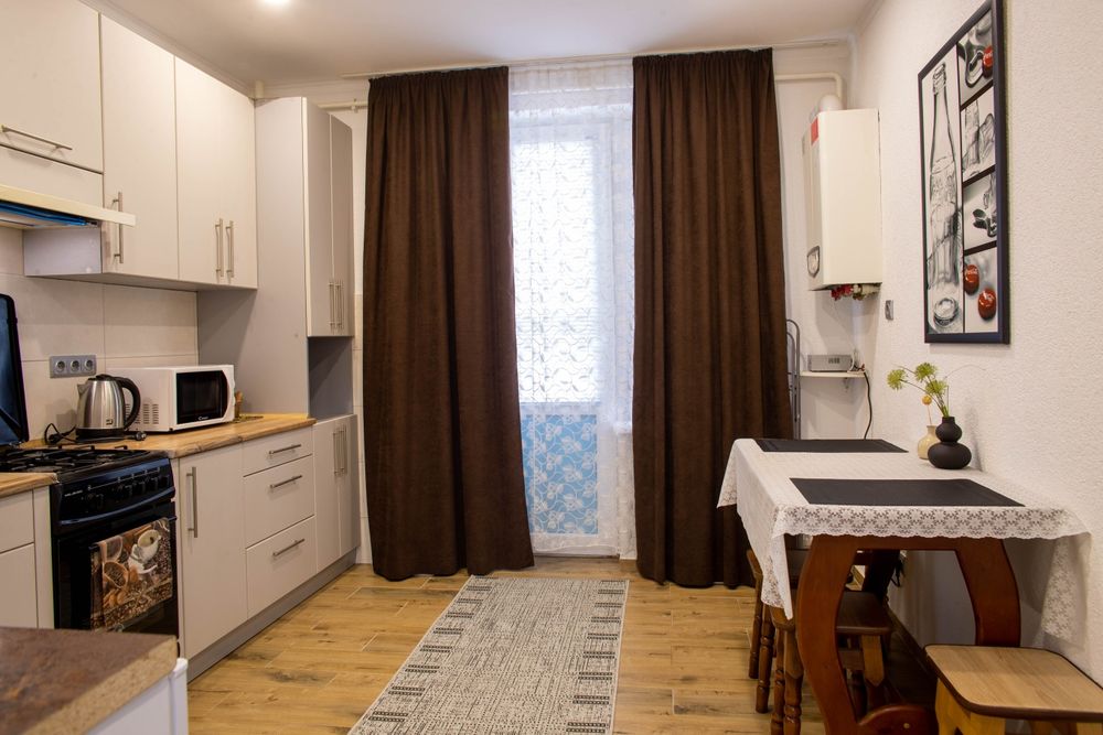 Погодинно,подобово нову квартиру в центрі міста біля парку.