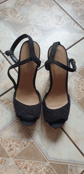 Buty damskie na koturnie