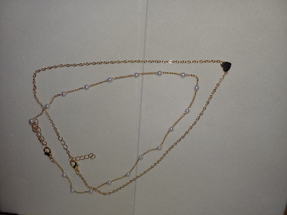 Colares dourados com pérolas e coração. Novos