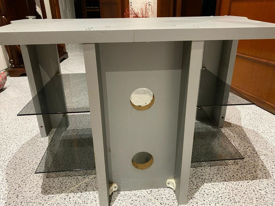 Mesa de televisão usada cinzenta