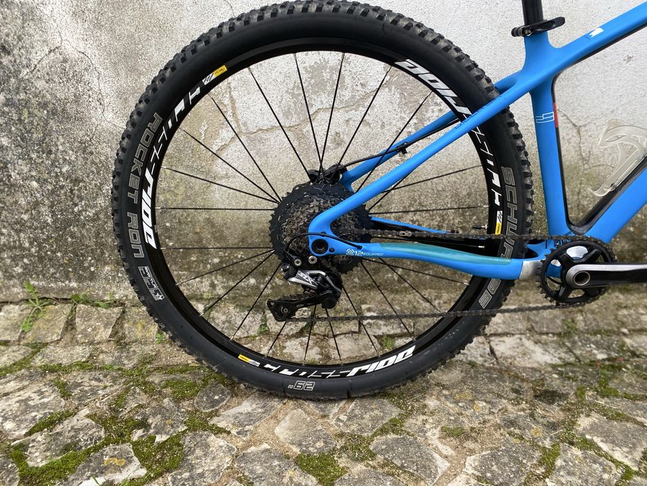 Bicicleta btt em carbono roda 29 quandro M