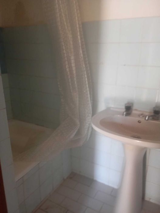 Casinha individual com 1 quarto, sala, cozinha e casa banho.