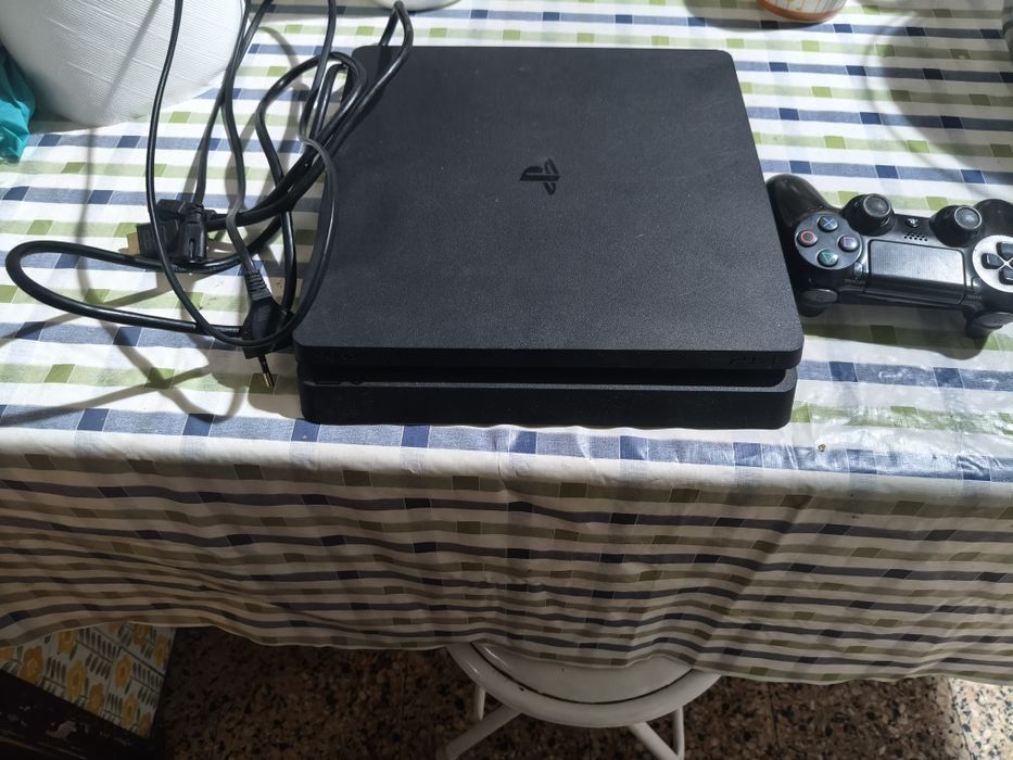 PS4 1 TB com comando e jogos a funcionar bem