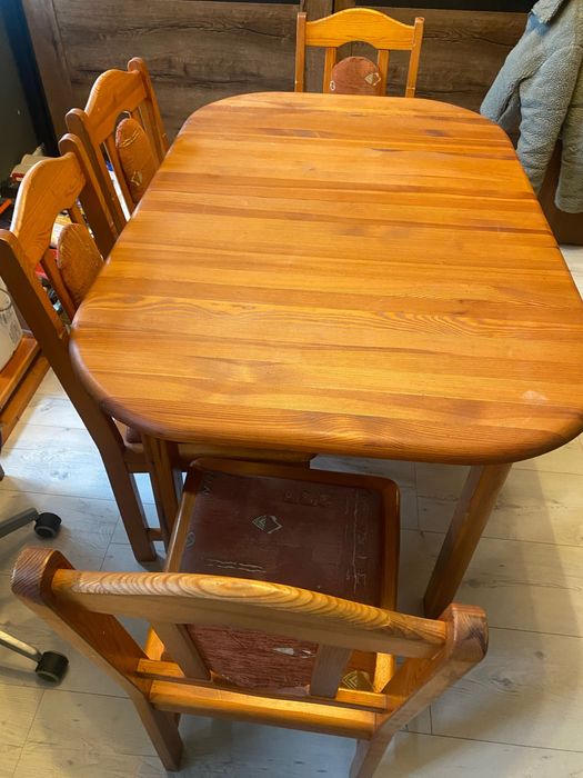 Stół drewniany z krzesłami