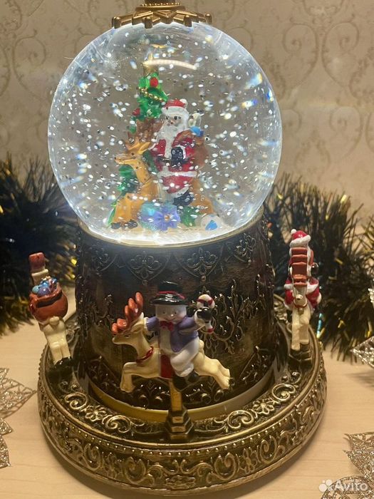 Новорічний світильник куля зі снігом та Санта-Клаусом, каруселька